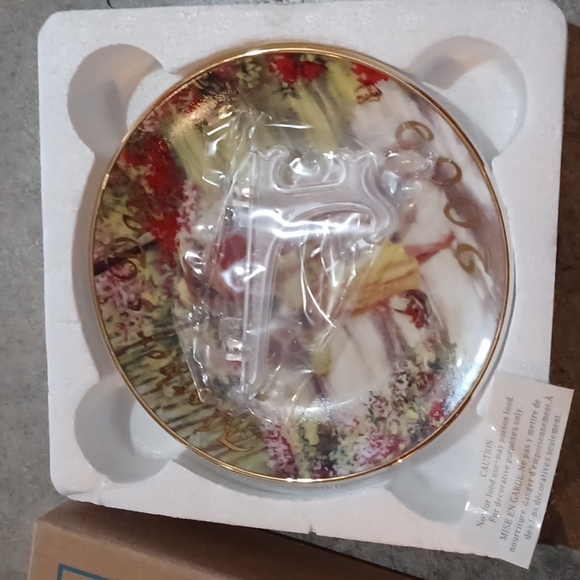 New Avon 2009 collectible Mother's Day plate walking with loved ones - Picture 3 of 4